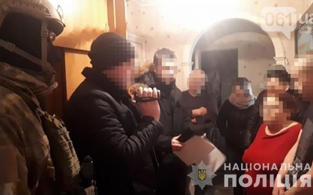 Запорожская полиция провела обыски в Южном микрорайоне (ФОТО) Фото № 4 Запорожская полиция провела обыски в Южном микрорайоне (ФОТО) Фото № 4