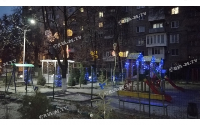 Жители Мелитополя превратили свой двор в новогоднюю сказку (ФОТО) Фото № 0 Жители Мелитополя превратили свой двор в новогоднюю сказку (ФОТО) Фото № 0