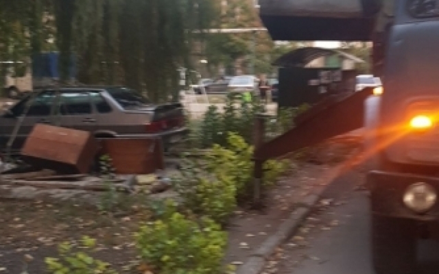 Гараж демонтировали — автомобиль оставили: в Мелитополе убрали незаконный гараж (ФОТО) Фото № 7 Гараж демонтировали — автомобиль оставили: в Мелитополе убрали незаконный гараж (ФОТО) Фото № 7
