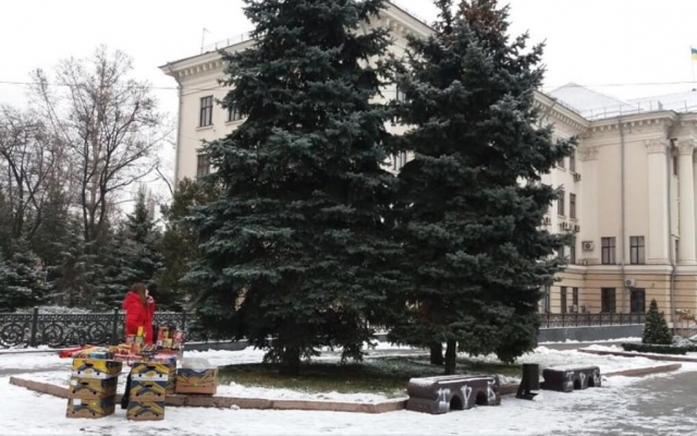 В Запорожье перед зданием горсовета продают пиротехнику (ФОТО) Фото № 0 В Запорожье перед зданием горсовета продают пиротехнику (ФОТО) Фото № 0