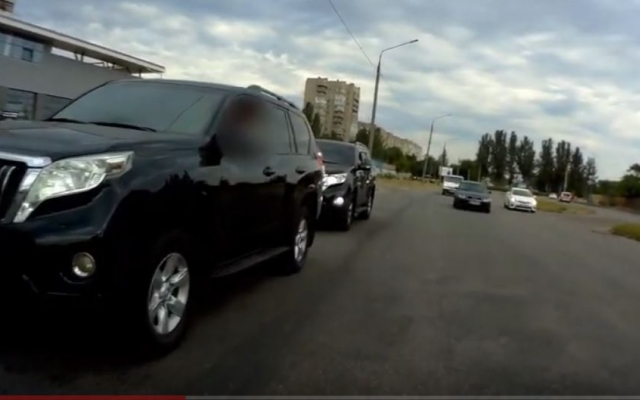 В Запорожской области два внедорожника заблокировали авто патрульных (ВИДЕО) Фото № 0 В Запорожской области два внедорожника заблокировали авто патрульных (ВИДЕО) Фото № 0