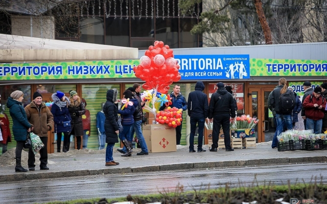 В очереди за цветами: утренний ажиотаж на улицах Запорожья. Фоторепортаж Фото № 7 В очереди за цветами: утренний ажиотаж на улицах Запорожья. Фоторепортаж Фото № 7