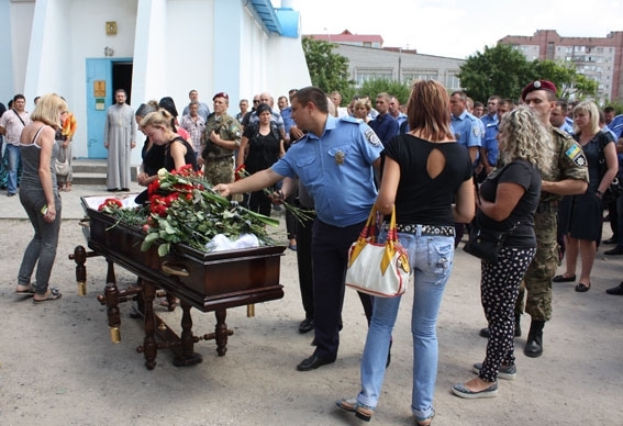 Запорожского полицейского проводили в последний путь Фото № 3 Запорожского полицейского проводили в последний путь Фото № 3