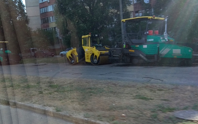 В Запорожье в ливень каток равнял дорогу, катая туда-сюда огромную лужу (ФОТО, ВИДЕО) Фото № 1 В Запорожье в ливень каток равнял дорогу, катая туда-сюда огромную лужу (ФОТО, ВИДЕО) Фото № 1