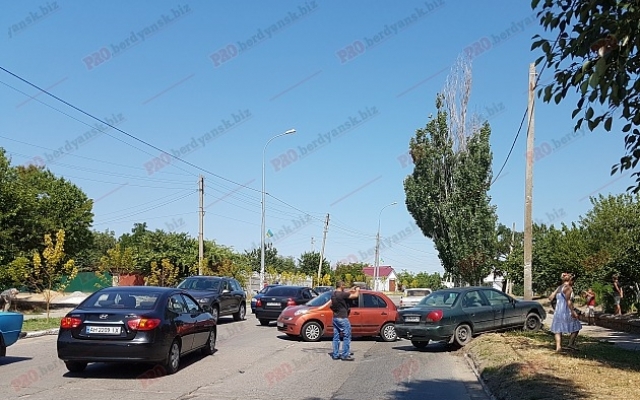 Дорожный каламбур: в Бердянске двойное ДТП во время ожидания полиции (ВИДЕО) Фото № 1 Дорожный каламбур: в Бердянске двойное ДТП во время ожидания полиции (ВИДЕО) Фото № 1