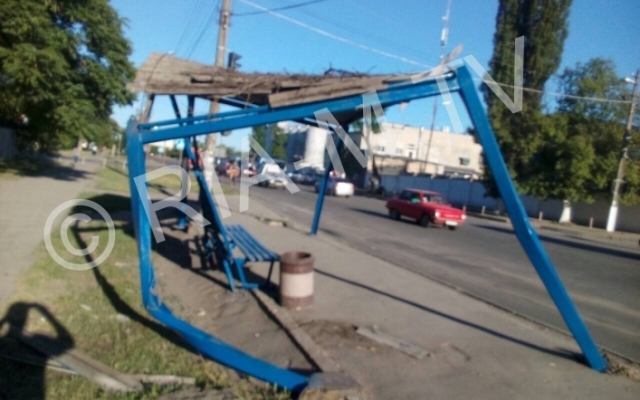 Неизвестный водитель растрощил остановку (ФОТО) Фото № 0 Неизвестный водитель растрощил остановку (ФОТО) Фото № 0