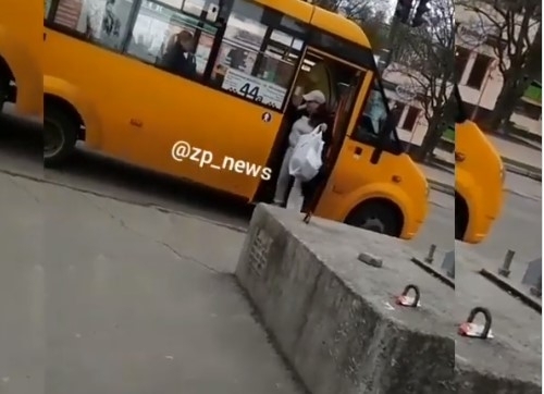 Водитель запорожской маршрутки силой выгнал женщину из салона (ВИДЕО) Фото № 0 Водитель запорожской маршрутки силой выгнал женщину из салона (ВИДЕО) Фото № 0