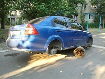 В Мелитополе «разули» автомобиль посреди двора Фото № 0 В Мелитополе «разули» автомобиль посреди двора Фото № 0