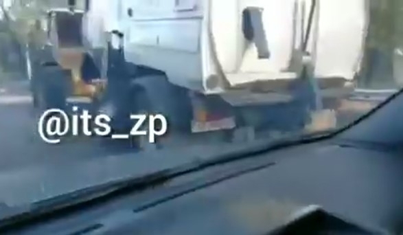 В Запорожье коммунальный транспорт дорожников снес отбойник (ВИДЕО) Фото № 0 В Запорожье коммунальный транспорт дорожников снес отбойник (ВИДЕО) Фото № 0