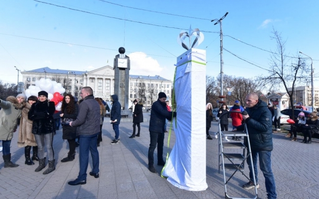 ФОТОРЕПОРТАЖ: В Запорожье открыли стелу любви Фото № 17 ФОТОРЕПОРТАЖ: В Запорожье открыли стелу любви Фото № 17
