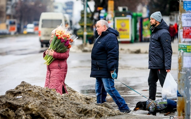 В очереди за цветами: утренний ажиотаж на улицах Запорожья. Фоторепортаж Фото № 10 В очереди за цветами: утренний ажиотаж на улицах Запорожья. Фоторепортаж Фото № 10