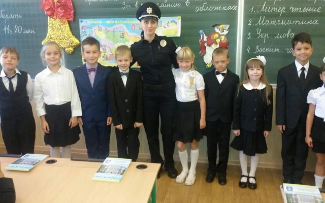 Первый урок запорожским первоклашкам дали... патрульные Фото № 0 Первый урок запорожским первоклашкам дали... патрульные Фото № 0