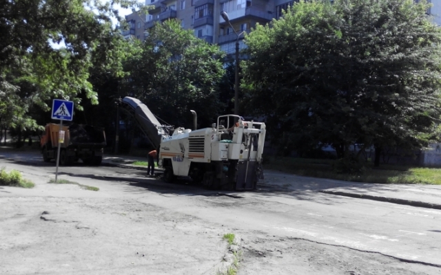 Мелитопольские коммунальщики аврально ремонтируют дороги Фото № 0 Мелитопольские коммунальщики аврально ремонтируют дороги Фото № 0