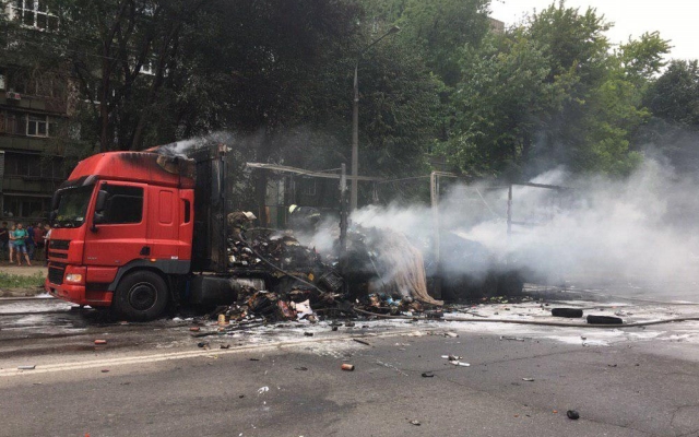 В Запорожье пылал грузовик: Стали известны подробности (ВИДЕО) Фото № 1 В Запорожье пылал грузовик: Стали известны подробности (ВИДЕО) Фото № 1