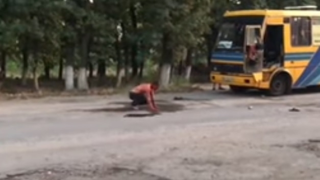 В Запорожской области неадекватный пассажир напал на водителя автобуса (ВИДЕО) Фото № 0 В Запорожской области неадекватный пассажир напал на водителя автобуса (ВИДЕО) Фото № 0