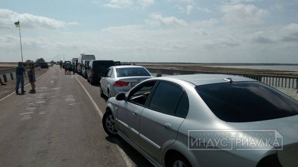 Фотофакт: Запорожцев предупреждают об огромных очередях на Крым Фото № 0 Фотофакт: Запорожцев предупреждают об огромных очередях на Крым Фото № 0