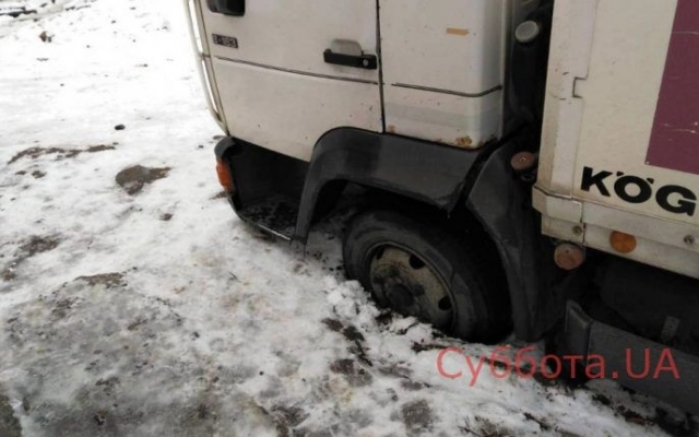Около больницы в снегу застряла фура (ФОТО) Фото № 1 Около больницы в снегу застряла фура (ФОТО) Фото № 1