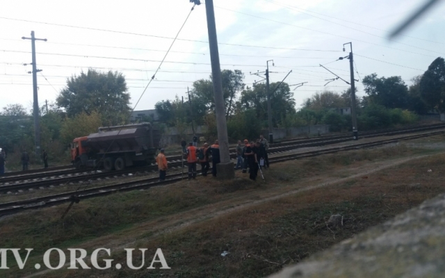 В Запорожской области «КаМАЗ» выкатился на рельсы и застрял (ВИДЕО) Фото № 1 В Запорожской области «КаМАЗ» выкатился на рельсы и застрял (ВИДЕО) Фото № 1