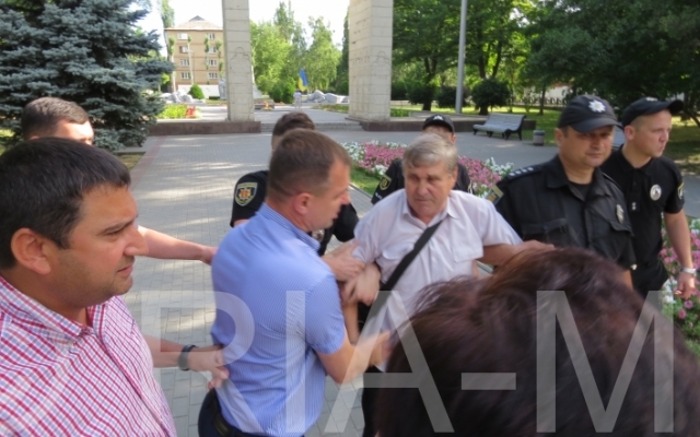 Появилось видео скандала на митинге ко дню начала войны Фото № 2 Появилось видео скандала на митинге ко дню начала войны Фото № 2