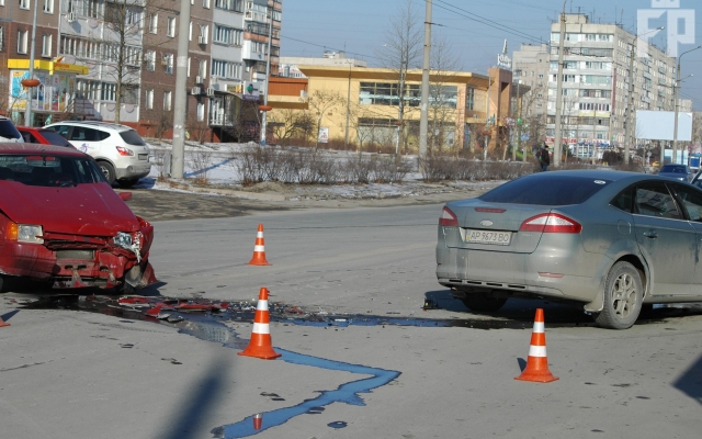Смотрите: В Запорожье на Песках произошло серьезное ДТП Фото № 0 Смотрите: В Запорожье на Песках произошло серьезное ДТП Фото № 0