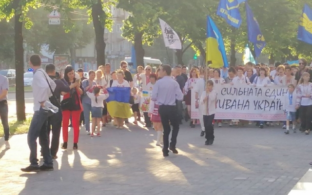В Запорожье прошел традиционный марш вышиванок (ФОТОРЕПОРТАЖ) Фото № 12 В Запорожье прошел традиционный марш вышиванок (ФОТОРЕПОРТАЖ) Фото № 12