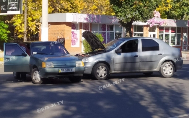 В Мелитополе водители авто «Славута» и «Рено» потеряли бдительность (ВИДЕО) Фото № 0 В Мелитополе водители авто «Славута» и «Рено» потеряли бдительность (ВИДЕО) Фото № 0