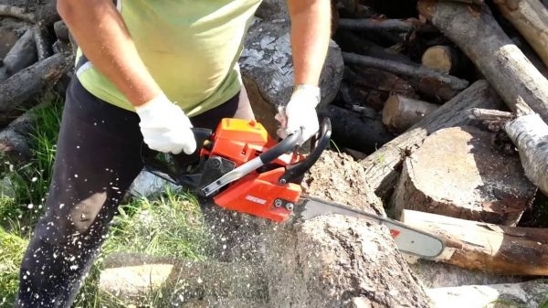 Работа с бензопилой закончилась для мужчины ожогами лица и рук Фото № 0 Работа с бензопилой закончилась для мужчины ожогами лица и рук Фото № 0