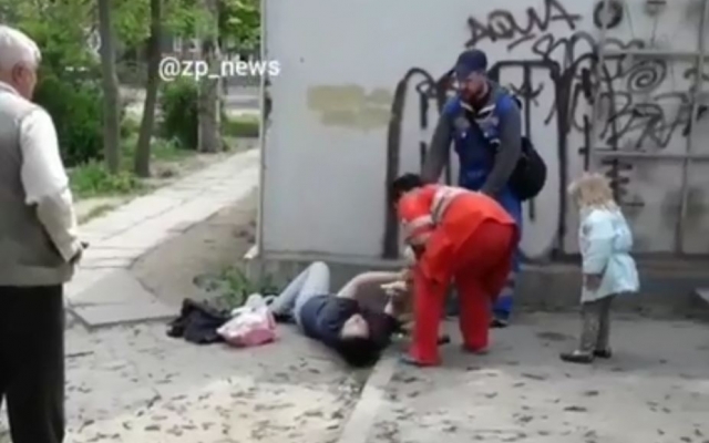 В Запорожье около мертвецки пьяной матери истерически плакал маленький ребенок (ВИДЕО) Фото № 0 В Запорожье около мертвецки пьяной матери истерически плакал маленький ребенок (ВИДЕО) Фото № 0
