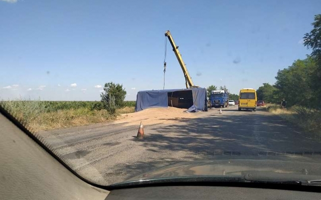 Перед въездом на запорожский курорт на боку лежит фура (ФОТО) Фото № 1 Перед въездом на запорожский курорт на боку лежит фура (ФОТО) Фото № 1
