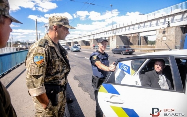 В Запорожье подростки и полиция отговорили мужчину прыгать с плотины. Подробности Фото № 1 В Запорожье подростки и полиция отговорили мужчину прыгать с плотины. Подробности Фото № 1