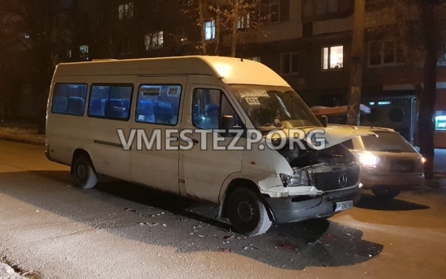 ДТП в Запорожье: Маршрутка столкнулась с иномаркой (ФОТО) Фото № 2 ДТП в Запорожье: Маршрутка столкнулась с иномаркой (ФОТО) Фото № 2