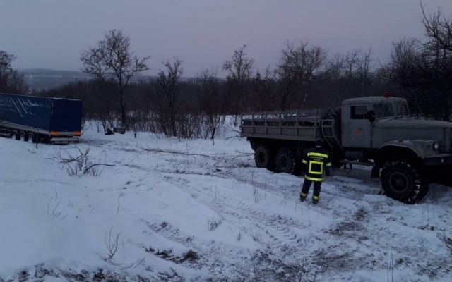 Появилось видео, как из кювета доставали 65-тонную фуру Фото № 0 Появилось видео, как из кювета доставали 65-тонную фуру Фото № 0