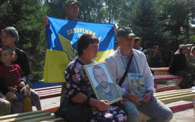 В главном парке Запорожья собралась большая компания бойцов Фото № 0 В главном парке Запорожья собралась большая компания бойцов Фото № 0