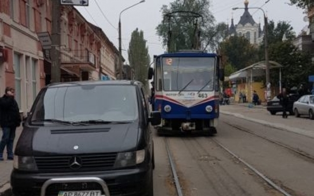 В Запорожье автохам заблокировал движение трамвая (ФОТО) Фото № 0 В Запорожье автохам заблокировал движение трамвая (ФОТО) Фото № 0