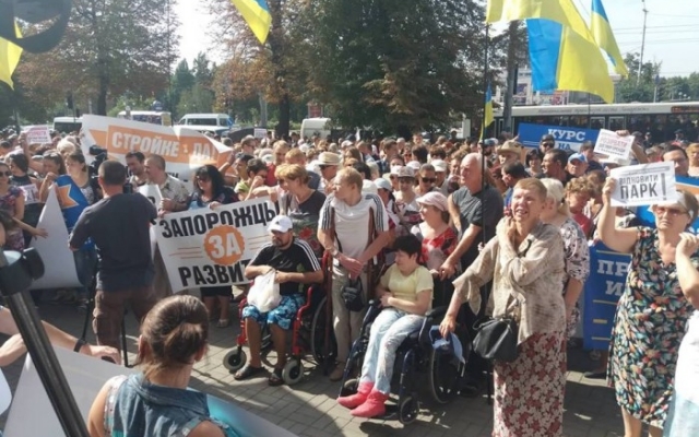 В центре города собрались сотни запорожцев: Дежурят десятки полицейских (ФОТО) Фото № 11 В центре города собрались сотни запорожцев: Дежурят десятки полицейских (ФОТО) Фото № 11