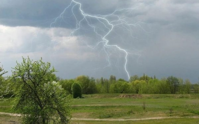 Запорожцев просят быть осторожными: На город надвигаются грозы Фото № 0 Запорожцев просят быть осторожными: На город надвигаются грозы Фото № 0