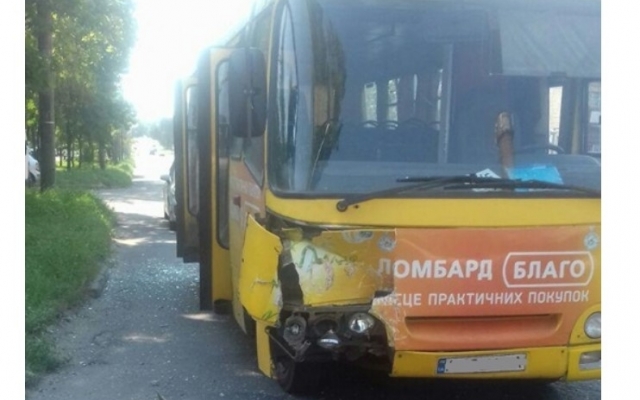 На Бабурке маршрутка влетела в припаркованное авто (ФОТО) Фото № 0 На Бабурке маршрутка влетела в припаркованное авто (ФОТО) Фото № 0