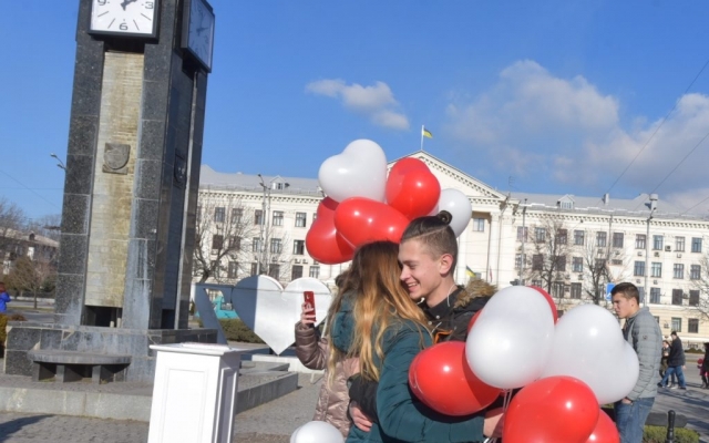 ФОТОРЕПОРТАЖ: В Запорожье открыли стелу любви Фото № 24 ФОТОРЕПОРТАЖ: В Запорожье открыли стелу любви Фото № 24