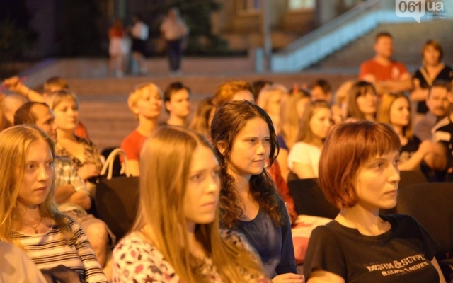 В Запорожье работает кинотеатр под открытым небом (ФОТО) Фото № 0 В Запорожье работает кинотеатр под открытым небом (ФОТО) Фото № 0