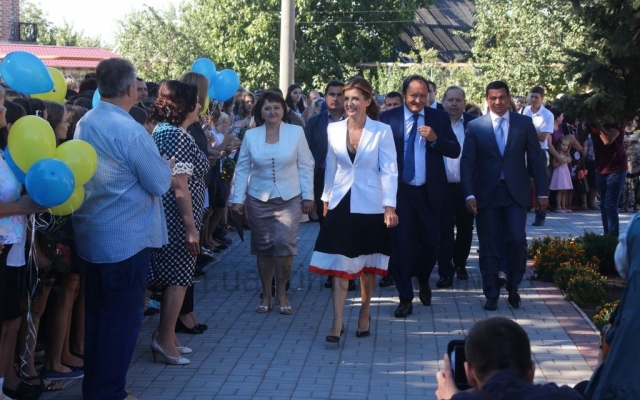 Запорожских школьников с Днем знаний поздравила первая леди Украины Фото № 15 Запорожских школьников с Днем знаний поздравила первая леди Украины Фото № 15