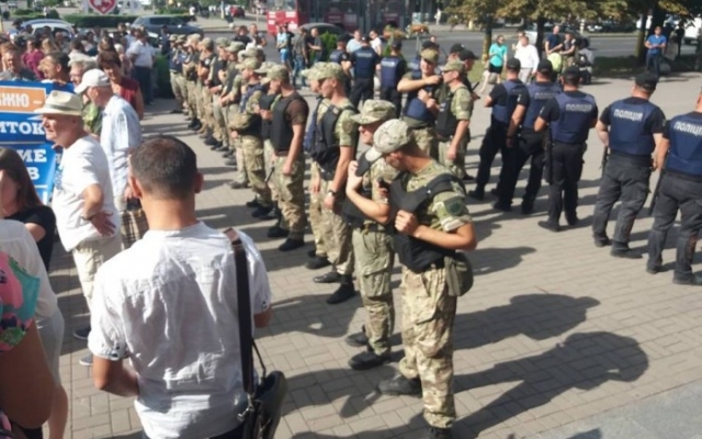 В центре города собрались сотни запорожцев: Дежурят десятки полицейских (ФОТО) Фото № 13 В центре города собрались сотни запорожцев: Дежурят десятки полицейских (ФОТО) Фото № 13