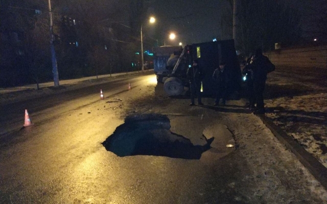 В спальном районе Запорожья грузовик ушел под землю: Стали известны подробности аварии (ФОТО) Фото № 4 В спальном районе Запорожья грузовик ушел под землю: Стали известны подробности аварии (ФОТО) Фото № 4