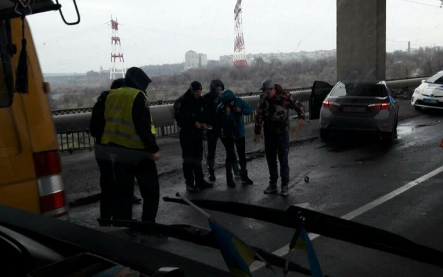 В Запорожье на мосту Преображенского крупное ДТП (ФОТО) Фото № 1 В Запорожье на мосту Преображенского крупное ДТП (ФОТО) Фото № 1