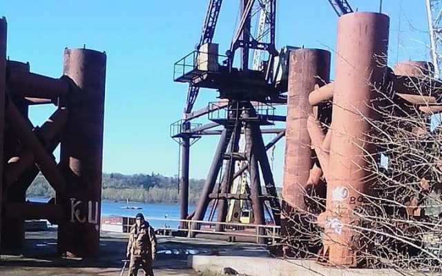 Запорожские мосты режут на металл средь бела дня (ФОТО) Фото № 1 Запорожские мосты режут на металл средь бела дня (ФОТО) Фото № 1