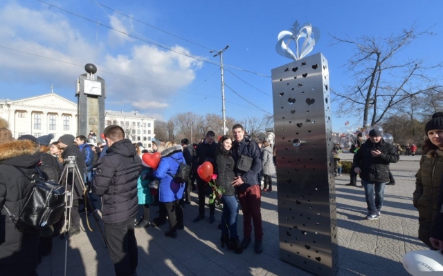ФОТОРЕПОРТАЖ: В Запорожье открыли стелу любви Фото № 2 ФОТОРЕПОРТАЖ: В Запорожье открыли стелу любви Фото № 2
