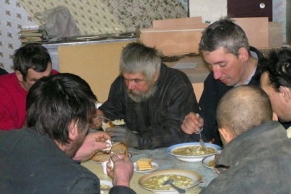 Бездомных ежедневно кормят в 16 пунктах по области Фото № 0 Бездомных ежедневно кормят в 16 пунктах по области Фото № 0