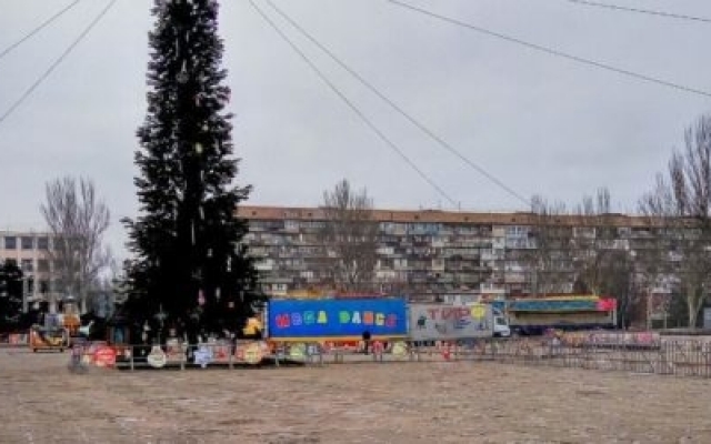 Фотофакт: На Фестивальной устанавливают сцену и аттракционы Фото № 0 Фотофакт: На Фестивальной устанавливают сцену и аттракционы Фото № 0