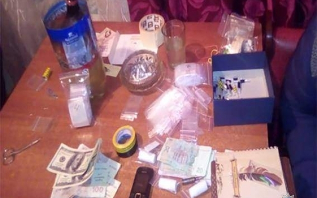 Полицейские задержали наркодилера, которых хранил наркотики и психотропные вещества у себя дома (ФОТО) Фото № 1 Полицейские задержали наркодилера, которых хранил наркотики и психотропные вещества у себя дома (ФОТО) Фото № 1