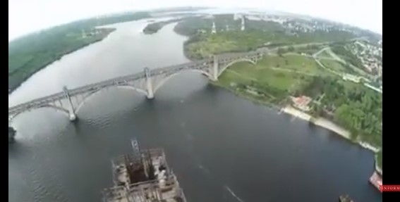 В Запорожье руферы поднялись на самую высокую точку (ВИДЕО) Фото № 0 В Запорожье руферы поднялись на самую высокую точку (ВИДЕО) Фото № 0