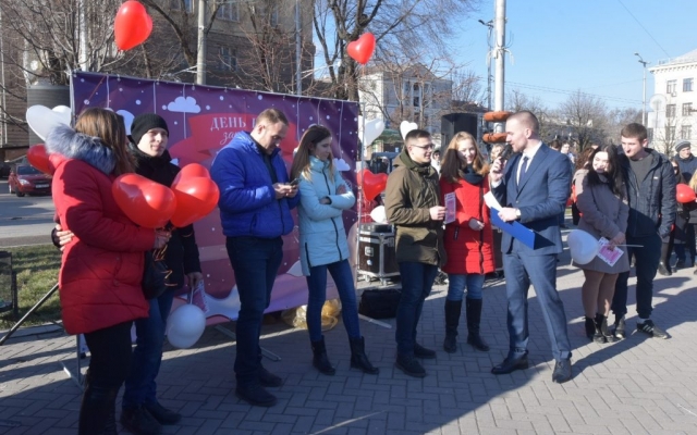 ФОТОРЕПОРТАЖ: В Запорожье открыли стелу любви Фото № 30 ФОТОРЕПОРТАЖ: В Запорожье открыли стелу любви Фото № 30